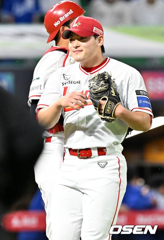 [OSEN=인천, 민경훈 기자] 4일 오후 인천 SSG랜더스필드에서 ‘2025 신한 SOL BANK KBO리그’ SSG 랜더스와 삼성 라이온즈의 경기가 열렸다.이 경기에서 SSG은 삼성에 4-1로 승리하며 이틀 연속 제압했다. 삼성은 7연승 후 2연패에 빠졌다. 이 날 SSG 김건우는 데뷔 첫 선발승을 기록했다. 25년 3월 27일 문학 롯데전에서 4.1이닝 무실점으로 구원승을 기록한바 있으며, 선발승은 오늘이 처음이다.(개인 통산 2승)경기를 마치고 SSG 조병현이 조형우와 기쁨을 나누고 있다. 2025.06.04  / rumi@osen.co.kr