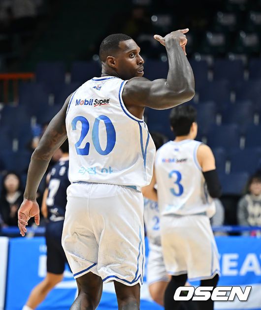 [OSEN=부산, 이석우 기자] 18일 부산 사직체육관에서 2025-2026 LG전자 프로농구 부산 KCC와 대구 한국가스공사의 경기가 열렸다.지난 경기에서 복귀했던 최준용이 다시 부상으로 결장하고, 장재석까지 부상으로 이탈한 KCC는 가용 인원이 크게 줄어 한국가스공사전에서 적잖은 어려움이 예상된다.대구 한국가스공사 라건아가 3점슛을 성공시키고 세리머니를 하고 있다. 2025.12.18 / foto0307@osen.co.kr