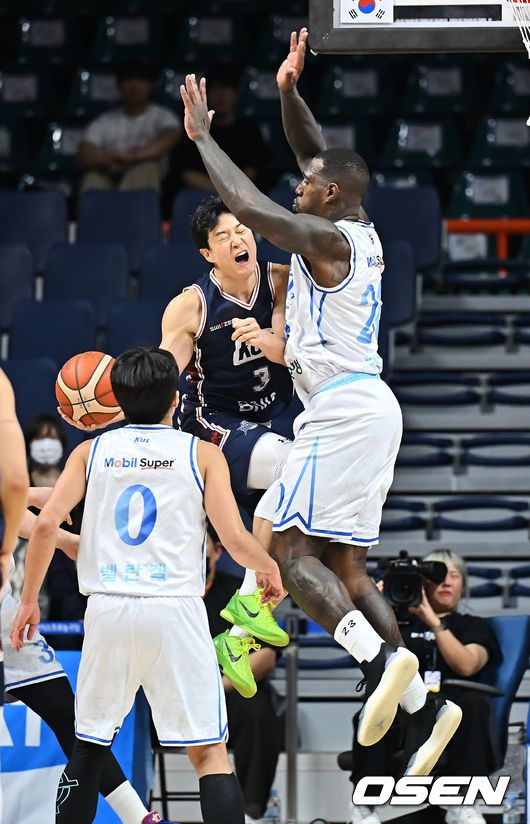 [OSEN=부산, 이석우 기자] 18일 부산 사직체육관에서 2025-2026 LG전자 프로농구 부산 KCC와 대구 한국가스공사의 경기가 열렸다.지난 경기에서 복귀했던 최준용이 다시 부상으로 결장하고, 장재석까지 부상으로 이탈한 KCC는 가용 인원이 크게 줄어 한국가스공사전에서 적잖은 어려움이 예상된다.대구 한국가스공사 라건아가 부산 KCC 허웅의 슛을 몸으로 막고 있다. 2025.12.18 / foto0307@osen.co.kr