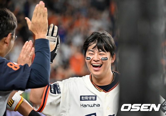 [OSEN=대전, 민경훈 기자] 26일 오후 대전 한화생명볼파크에서 2025 신한 SOL Bank KBO리그 한화 이글스와 LG 트윈스의 경기가 열렸다.한화는 류현진, LG는 치리노스를 선발 투수로 내세웠다.7회말 1사 주자 2,3루 한화하주석번트 때 런다운에 걸렸던 3루 주자노시환이 LG 박동원이 빈 글러브로 태그하는 바람에 득점에 성공했다. 덕아웃에서 노시환이 기뻐하고 있다. 2025.09.26 /rumi@osen.co.kr