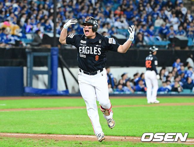 [OSEN=대구, 최규한 기자] 프로야구 한화 이글스가 삼성 라이온즈를 꺾고 한국시리즈 진출에 1승 남았다.한화는21일 대구 삼성라이온즈파크에서 열린 2025 KBO리그 플레이오프(5전 3선승제) 3차전에서 삼성에 5-4 역전승을 거뒀다. 이로써 한화는 1승만 더 거두면 2006년 이후 19년 만에 한국시리즈 무대에 진출한다.5회초 2사 3루 상황 한화 노시환이 역전 좌월 투런포를 날리고 포효하고 있다. 2025.10.21 / dreamer@osen.co.kr