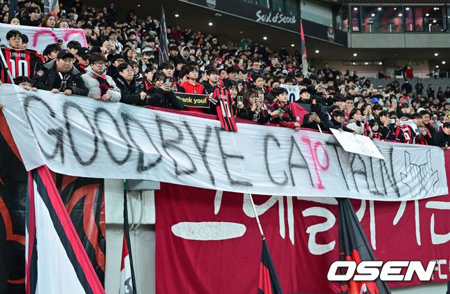 [OSEN=서월월드컵경기장, 박준형 기자] 제시 린가드(33, 서울)의 라스트 댄스는 무승부로 끝났다.FC서울은 10일 오후 서울월드컵경기장에서 2025~2026시즌 아시아축구연맹(AFC) 챔피언스리그 엘리트(ACLE) 리그 스테이지에서 린가드의 선제골이 터졌지만 지키지 못하고 멜버른 시티와 1-1로 비겼다.서울(2승3무1패, 승점 9)은 5위로 밀렸다. 멜버른 스티(3승1무2패, 승점 10점)는 4위다.경기종료 후 FC서울 린가드 고별행사에서 린가드가 눈물을 보이고 있다.  2025.12.10 / soul1014@osen.co.kr