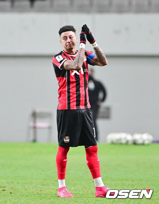 [OSEN=서월월드컵경기장, 박준형 기자] 제시 린가드(33, 서울)의 라스트 댄스는 무승부로 끝났다.FC서울은 10일 오후 서울월드컵경기장에서 2025~2026시즌 아시아축구연맹(AFC) 챔피언스리그 엘리트(ACLE) 리그 스테이지에서 린가드의 선제골이 터졌지만 지키지 못하고 멜버른 시티와 1-1로 비겼다.서울(2승3무1패, 승점 9)은 5위로 밀렸다. 멜버른 스티(3승1무2패, 승점 10점)는 4위다.경기종료 후 FC서울 린가드 고별행사에서 린가드가 눈물을 보이고 있다.  2025.12.10 / soul1014@osen.co.kr