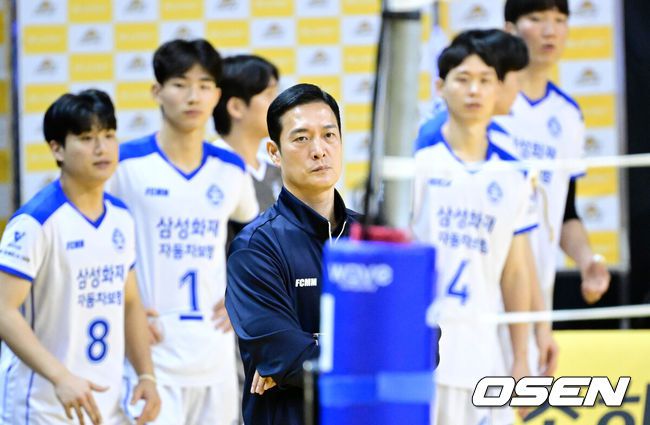 [OSEN=의정부, 최규한 기자] 18일 경기도 의정부시 경민대학교 체육관에서 ‘진에어 2025~2026 프로배구 V리그’ 남자부 KB손해보험과 삼성화재의 경기가 열렸다.홈팀 KB손해보험은 7승 8패 승점 22, 방문팀 삼성화재는 2승 13패 승점 7을 마크하고 있다. 2세트, 삼성화재 김상우 감독이 코트를 주시하고 있다. 2025.12.18 / dreamer@osen.co.kr