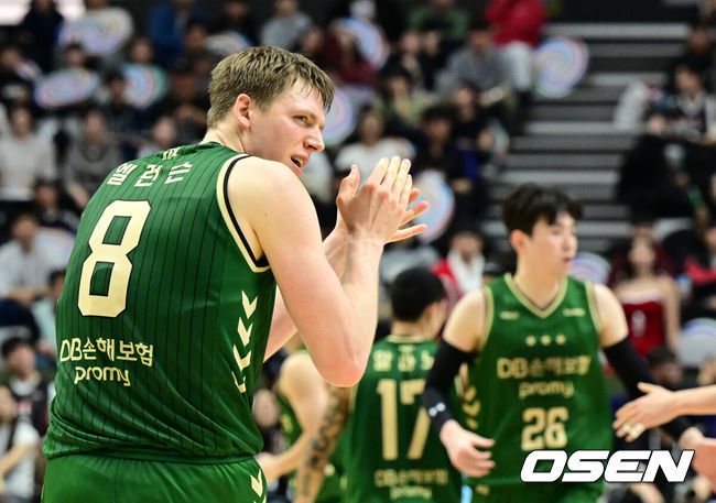 [OSEN=수원, 지형준 기자] 19일 오후 수원 KT 소닉붐 아레나에서 2025-2026 LG전자 프로농구 수원 KT와 원주 DB의 경기가 열렸다.KT는 11승 11패(6위), DB는 12승 9패(4위)를 기록중이다.4쿼터 DB 엘런슨이 역전에 성공하며 기뻐하고 있다. 2025.12.19 /jpnews@osen.co.kr