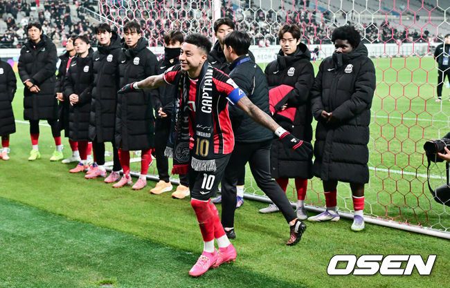 [OSEN=서월월드컵경기장, 박준형 기자] 제시 린가드(33, 서울)의 라스트 댄스는 무승부로 끝났다.FC서울은 10일 오후 서울월드컵경기장에서 2025~2026시즌 아시아축구연맹(AFC) 챔피언스리그 엘리트(ACLE) 리그 스테이지에서 린가드의 선제골이 터졌지만 지키지 못하고 멜버른 시티와 1-1로 비겼다.서울(2승3무1패, 승점 9)은 5위로 밀렸다. 멜버른 스티(3승1무2패, 승점 10점)는 4위다.경기종료 후 FC서울 린가드 고별행사에서 린가드가 서포터즈 앞에서 마지막 세리머니를 하고 있다.  2025.12.10 / soul1014@osen.co.kr