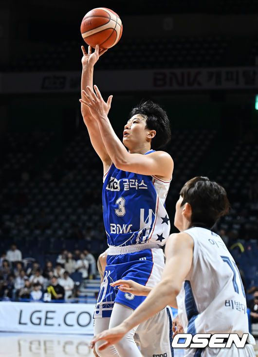 [OSEN=부산, 이석우 기자] 20일 부산 사직체육관에서 2025-2026 LG전자 프로농구 부산 KCC와 고양 소노의 경기가 열렸다.4연승의 상승세를 탄 KCC와 3연패 탈출을 노리는 소노가 서로 다른 목표를 안고 맞대결을 펼친다.부산 KCC 허웅이 고양 소노 이근준의 마크를 피해 골밑슛을 시도하고 있다. 2025.12.20 / foto0307@osen.co.kr