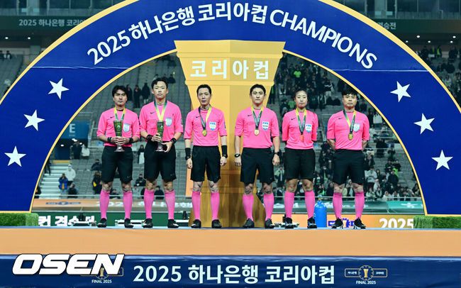 [OSEN=상암월드컵경기장, 조은정 기자] 전북현대가 끝내 정상에 섰다. 연장전 혈투 끝에 광주FC를 2-1로 꺾고 2025 하나은행 코리아컵 우승을 차지했다. 120분 동안 퇴장·부상·논란 상황이 뒤섞인 결승전이었지만, 마지막에 웃은 팀은 전북이었다.전북현대는 6일 오후 1시 30분 서울월드컵경기장에서 열린 2025 하나은행 코리아컵 결승전에서 광주FC와 맞붙어 2-1로 승리했다.심판상 시상에 팬들이 야유를 보내고 있다. 2025.12.06 /cej@osen.co.kr