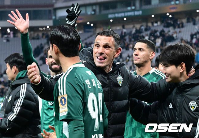 [OSEN=상암월드컵경기장, 조은정 기자] 전북현대가 끝내 정상에 섰다. 연장전 혈투 끝에 광주FC를 2-1로 꺾고 2025 하나은행 코리아컵 우승을 차지했다. 120분 동안 퇴장·부상·논란 상황이 뒤섞인 결승전이었지만, 마지막에 웃은 팀은 전북이었다.전북현대는 6일 오후 1시 30분 서울월드컵경기장에서 열린 2025 하나은행 코리아컵 결승전에서 광주FC와 맞붙어 2-1로 승리했다.K리그1 우승에 이어 코리아컵 우승까지 더블을 이뤄낸 전북의 포옛 감독이 기뻐하고 있다.  2025.12.06 /cej@osen.co.kr