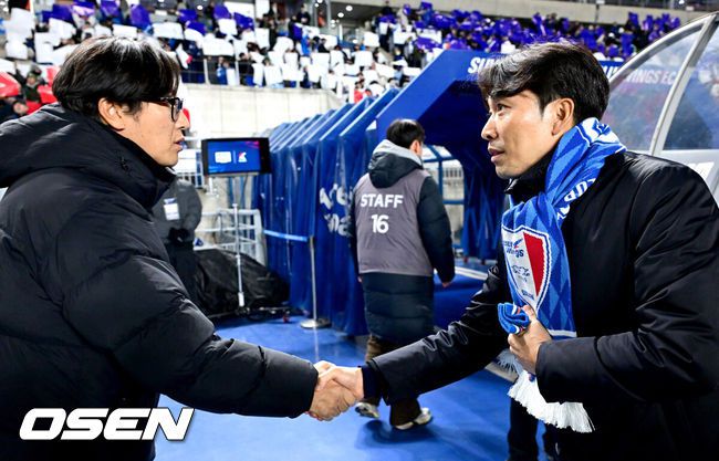 [OSEN=수원월드컵경기장, 최규한 기자] 3일 오후 경기도 수원월드컵경기장에서 ‘K리그 승강 플레이오프(PO)’1차전 수원 삼성과 제주 SK의 경기가 열렸다.K리그1 11위인 제주와 K리그2 2위인 수원의 격돌이다. 1부리그의 주인공을 정하는 이번승강 PO는 홈 앤드 어웨이 방식으로 치러진다. 3일 수원에서 1차전을 치른 뒤 7일 제주월드컵경기장으로 장소를 옮겨 2차전을 벌인다.경기를 앞두고 수원 변성환 감독과 제주 김정수 감독대행이 인사를 나누고 있다. 2025.12.03 / dreamer@osen.co.kr