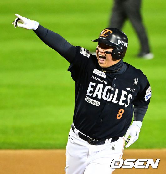 [OSEN=잠실, 지형준 기자] 27일 오후 서울 잠실야구장에서 2025 신한 SOL Bank KBO리그 포스트시즌 한국시리즈 2차전 LG 트윈스와 한화 이글스의 경기가 열렸다.LG는 임찬규, 한화는 류현진을 선발 투수로 내세웠다.1회초 1사에서 한화 노시환이 백투백 중월 솔로포를 날리며 기뻐하고 있다. 2025.10.27 /jpnews@osen.co.kr