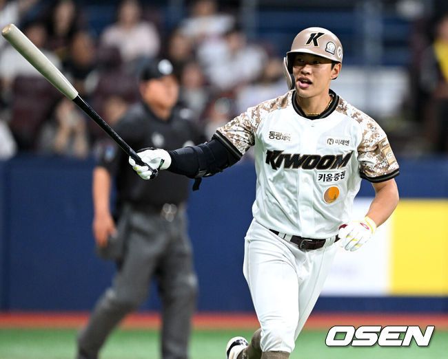 [OSEN=고척, 이대선 기자] 프로야구 키움 히어로즈가 극적인 끝내기 승리로 3연승을 질주했다.키움은 6일 서울 고척스카이돔에서 열린 ‘2025 신한은행 SOL Bank KBO리그’은 LG 트윈스와의 경기에서 2-1로 승리했다. 10회말 끝내기 홈런을 기록한 키움 송성문이 환호하고 있다. 2025.06.06 /sunday@osen.co.kr