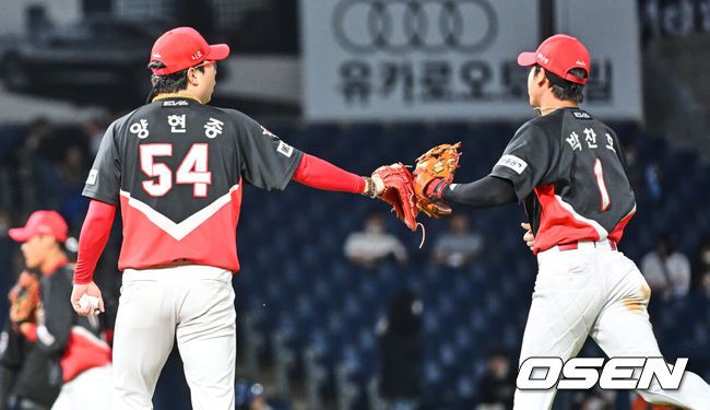 [OSEN=창원, 이석우 기자] 22일 창원 NC파크에서 ‘2022 신한은행 SOL KBO리그’ NC 다이노스와 KIA 타이거즈의 경기가 열렸다. KIA 타이거즈 양현종이 5회말 NC 다이노스 박민우를 유격수 땅볼로 잡고 박찬호와 하이파이브를 하고 있다. 2022.09.22 / foto0307@osen.co.kr