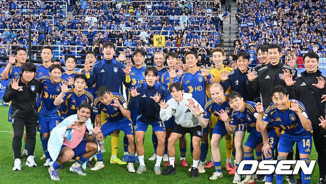 [OSEN=울산, 이석우 기자] 울산 HD가 18일 울산 문수축구경기장에서 열린 하나은행 K리그1 2025 광주FC와의 경기에서 2-0으로 승리했다.  신태용 감독 경질 후폭풍에도 승리하며 9위로 올라 섰다.울산 HD 선수들이 승리의 기념촬영을 하고 있다. 2025.10.18 / foto0307@osen.co.kr