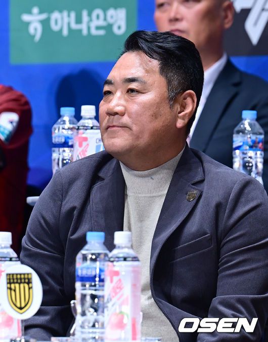 [OSEN=김성락 기자] 19일 오후 서울 마포구 상암 누리꿈스퀘어에서  2025 K리그2 개막 미디어데이 행사가 열렸다. 행사에는 올 시즌 K리그2에 참가하는 14개 팀 감독과 대표 선수가 참석, 1부 승격을 향한 각오를 밝힌다. 전남 김현석 감독이 행사에 참석하고 있다. 2025.02.19 / ksl0919@osen.co.kr