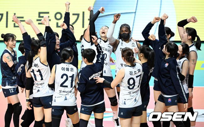 [OSEN=장충, 이대선 기자] 한국도로공사는 23일 서울 장충체육관에서 열린 진에어 2025~2026 V리그 여자부 3라운드 GS칼텍스와의 원정경기에서 세트스코어 3-2(21-25 21-25 25-17 25-21 15-11)로 역전승을 거뒀다.경기 종료 후 한국도로공사 선수들이 승리의 기쁨을 나누고 있다. 2025.12.23 /sunday@osen.co.kr