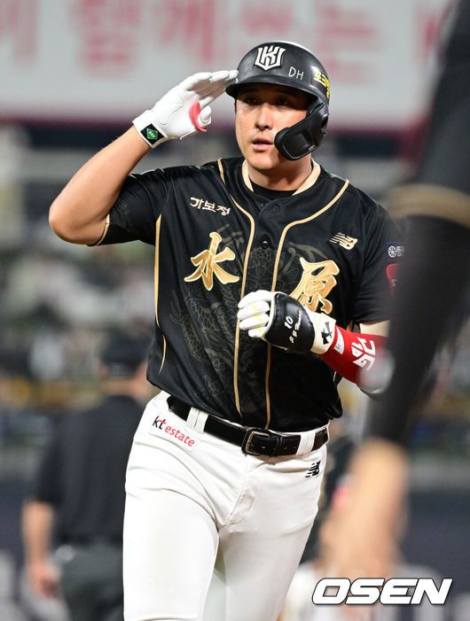 [OSEN=수원, 조은정 기자]9일 오후 수원 KT 위즈 파크에서 ‘2025 신한 SOL BANK KBO리그’ KT 위즈와 두산베어스의 경기가 열렸다. 이날 경기 KT는 소형준을, 두산은 곽빈을 선발투수로 내세웠다.7회말 1사 1,3루에서 KT 황재균이 적시타를 날린 뒤 세리머니를 하고 있다. 2025.09.09 /cej@osen.co.kr