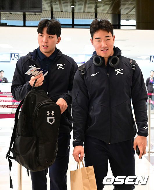 [OSEN=김포공항, 조은정 기자]류지현 감독이 이끄는 대한민국 야구 대표팀이 12일 김포국제공항을 통해 일본 도쿄로 출국했다.대표팀은 오는 15~16일 양일에 걸쳐 도쿄돔에서 일본 대표팀과 평가전 2경기를 치른다.김영웅, 안현민이 출국장으로 향하고 있다. 2025.11.12 /cej@osen.co.kr