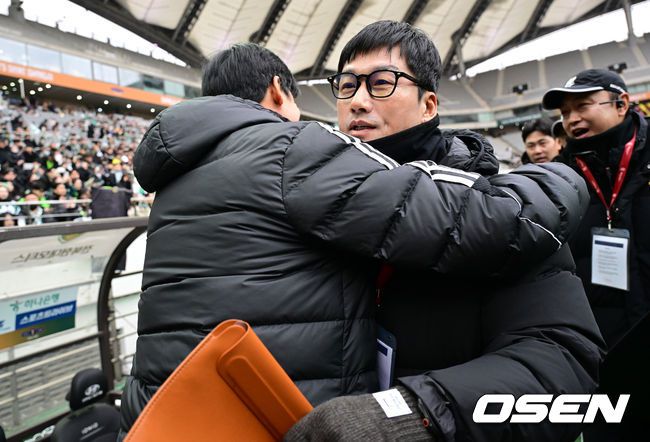 [OSEN=상암월드컵경기장, 조은정 기자] 2025 하나은행 코리아컵 전북FC와 광주FC의 결승전이 6일 서울 마포구 서울월드컵경기장에서 열렸다.시민구단 광주는 사상 첫 코리안컵 우승에 도전, 전북은 올해 K리그1 우승에 이어 두 번째 더블을 노린다.경기 전 광주 이정효 감독(오른쪽)이 전북 정조국 코치와 인사를 나누고 있다. 2025.12.06 /cej@osen.co.kr