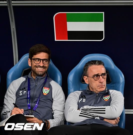 [OSEN=알 와크라(카타르), 지형준 기자] 파울루 벤투 감독이 16강 진출을 확정짓지 못했다. 눈을 의심케 하는 자책골과 퇴장 변수가 발목을 잡았다.벤투 감독이 지휘하는 아랍에미리트(UAE)는 19일 오전 2시 30분(이하 한국시간) 카타르 알와크라 알자누브 스타디움에서 열린 2023 아시아축구연맹(AFC) 카타르 아시안컵 C조 조별리그 2차전에서 팔레스타인과 1-1로 비겼다.아랍에미리트 파울루 벤투 감독(왼쪽), 세르지우 코스타 코치가 경기를 준비하고 있다. 2024.01.19 / jpnews.osen.co.kr