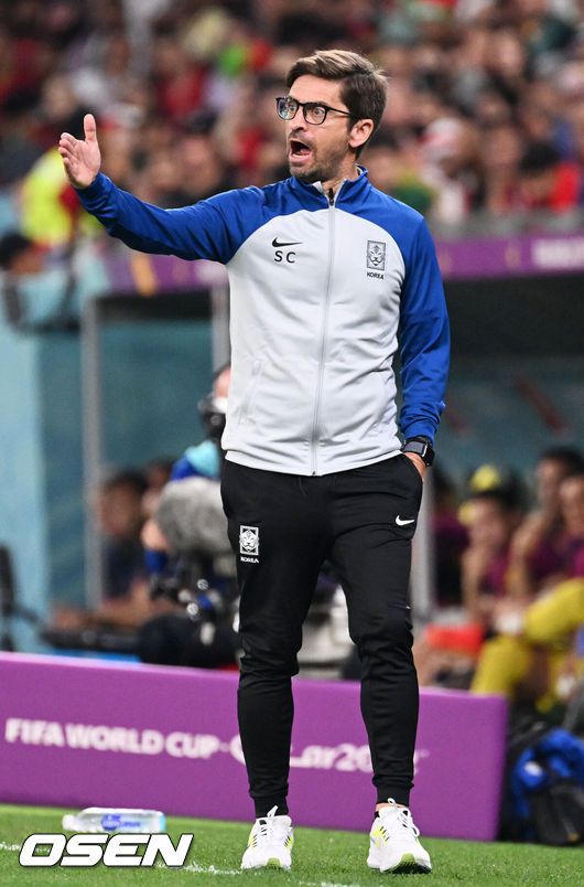 [OSEN=알 라이얀(카타르), 박준형 기자] 2일 (현지시간) 카타르 도하 에듀케이션 시티 스타디움에서 2022 카타르월드컵 H조 최종전 대한민국과 포르투갈의 경기가 진행됐다.전반 한국 세르지우 코스타 수석코치가 선수들에게 작전을 전하고 있다. 2022.12.02 /soul1014@osen.co.kr