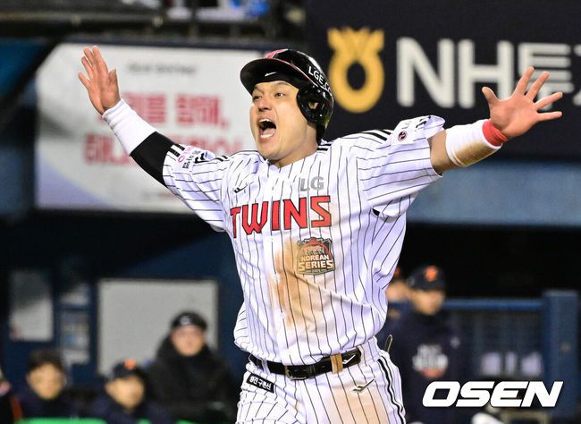 [OSEN=잠실, 이대선 기자] 27일 오후 서울 잠실야구장에서 2025 신한 SOL Bank KBO리그 포스트시즌 한국시리즈 2차전 LG 트윈스와 한화 이글스의 경기가 열렸다.LG는 임찬규, 한화는 류현진을 선발 투수로 내세웠다.2회말 1사 2,3루에서 LG 구본혁의 우중간 2타점 적시타 때 홈을 밟은 박동원이 환호하고 있다. 2025.10.27 /sunday@osen.co.kr