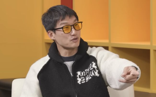 [OSEN=서울월드컵경기장, 이대선 기자] 홍명보호가 어려운 경기 끝에 2025년 마지막 A매치를 승리로 장식했다.홍명보 감독이 이끄는 한국 축구대표팀은 18일 오후 8시 서울월드컵경기장에서 열린11월 A매치 두 번째 친선경기에서'아프리카 강호' 가나를 상대로 1-0 승리했다.내달 2026 국제축구연맹(FIFA) 북중미 월드컵 조 추첨을 앞두고 열리는 마지막 평가전이었다.한국은 가나까지 잡아내면서 사상 최초로월드컵 포트 2를 확정하게 됐다.후반 대한민국 손흥민이 교체되며 관중석을 향해 인사를 하고 있다. 2025.11.18 /sunday@osen.co.kr