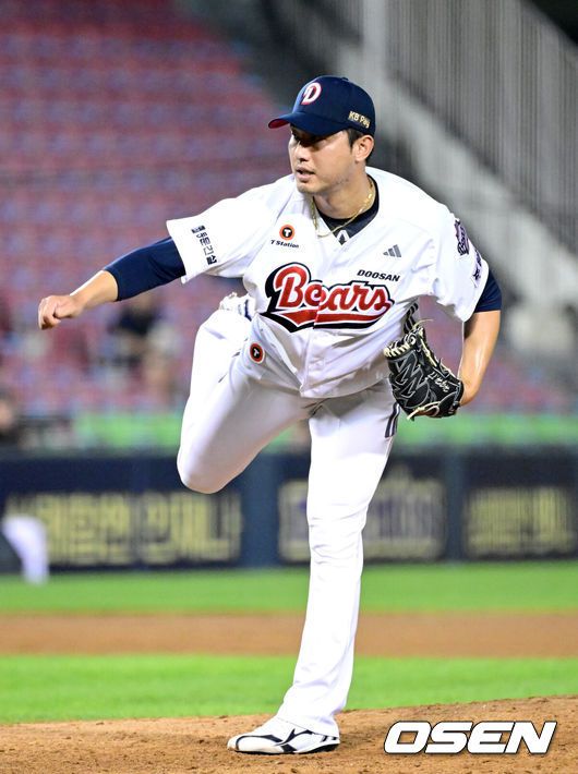 [OSEN=잠실, 최규한 기자] 14일 서울 잠실야구장에서 ‘2025 신한 SOL Bank KBO리그’ 두산 베어스와 NC 다이노스의 경기가 열렸다.홈팀 두산은 곽빈, 방문팀 NC는 라일리 톰슨을 선발로 내세웠다.8회초 마운드에 오른 두산 홍건희가 힘차게 공을 뿌리고 있다. 2025.08.14 / dreamer@osen.co.kr