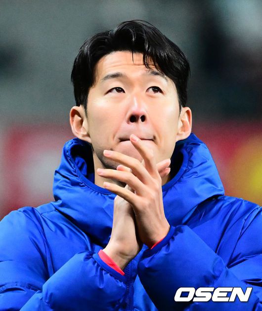 [OSEN=서울월드컵경기장, 지형준 기자] 홍명보 감독이 이끄는 한국 축구대표팀이 18일 오후 8시 서울월드컵경기장에서 열린11월 A매치 두 번째 친선경기에서'아프리카 강호' 가나를 상대로 1-0 승리했다.내달 2026 국제축구연맹(FIFA) 북중미 월드컵 조 추첨을 앞두고 열리는 마지막 평가전이었다.한국은 가나까지 잡아내면서 사상 최초로월드컵 포트 2를 확정하게 됐다. 이로써 대표팀은 홍명보 감독이 부임한 뒤 처음으로 A매치 2연전에서 나란히 승리를 거두게 됐다.경기를 마치고 대한민국 손흥민이 팬들에게 인사를 하고 있다. 2025.11.18 /jpnews@osen.co.kr