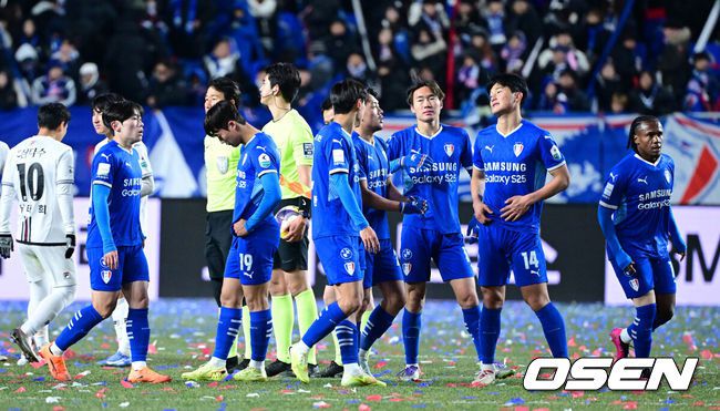 [OSEN=수원월드컵경기장, 최규한 기자] 3일 오후 경기도 수원월드컵경기장에서 ‘K리그 승강 플레이오프(PO)’1차전 수원 삼성과 제주 SK의 경기가 열렸다.이날 경기는 제주가 1-0으로 승리하며 잔류에 청신호를 켰다.경기를 마치고 수원 선수들이 아쉬워하고 있다. 2025.12.03 / dreamer@osen.co.kr