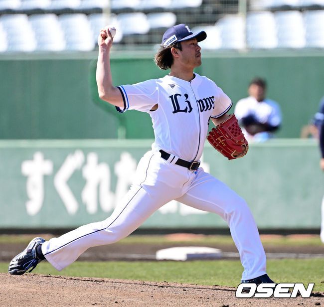 [OSEN=미야자키(일본), 지형준 기자] 두산 베어스가 26일 일본 미야자키 산마린 스타디움에서 일본프로야구 세이부 라이온스와의 구춘대회 첫 경기를 가졌다.두산은 2차 스프링캠프 연습경기 1승 1무 1패를 기록 중이다. 첫 경기 세가사미전 1-8 패배에 이어 세이부 라이온스전 5-4 승리, 요미우리 자이언츠 2군전 0-0 무승부를 거뒀다.1회초 세이부 이마이가 역투하고 있다. 2025.02.26 /jpnews@osen.co.kr