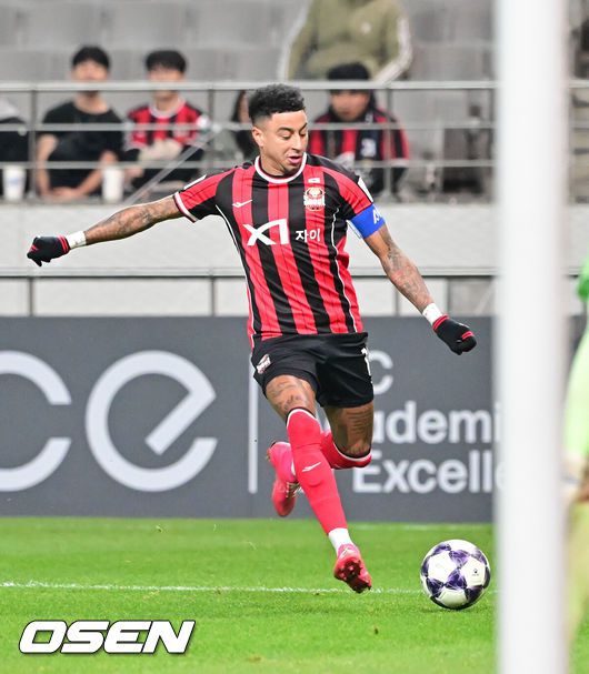 [OSEN=서월월드컵경기장, 박준형 기자] 10일 오후 서울월드컵경기장에서 2025~2026시즌 아시아축구연맹(AFC) 챔피언스리그 엘리트(ACLE) 리그 스테이지 FC서울과 멜버른 시티의 경기가 진행됐다.FC서울은 (2승 2무 1패 승점 8)로 4위이며, 승점 1점 차로 2위에 있는 멜버른 시티(3승 2패 승점 9점)를 상대로 승리할 경우 2위로 올라설 수 있다.전반 FC서울 린가드가 패스를 시도하고 있다.   2025.12.10 / soul1014@osen.co.kr