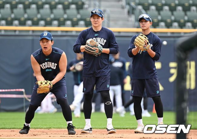 [OSEN=잠실, 조은정 기자]24일 오후 서울 잠실구장에서 2025 신한 SOL Bank KBO리그 두산 베어스와 NC 다이노스의 경기가 열린다.두산은 최원준을 NC는 라일리를 선발 투수로 내세웠다.NC 김휘집, 박민우, 정현창이 수비훈련을 하고 있다. 2025.05.24 /cej@osen.co.kr