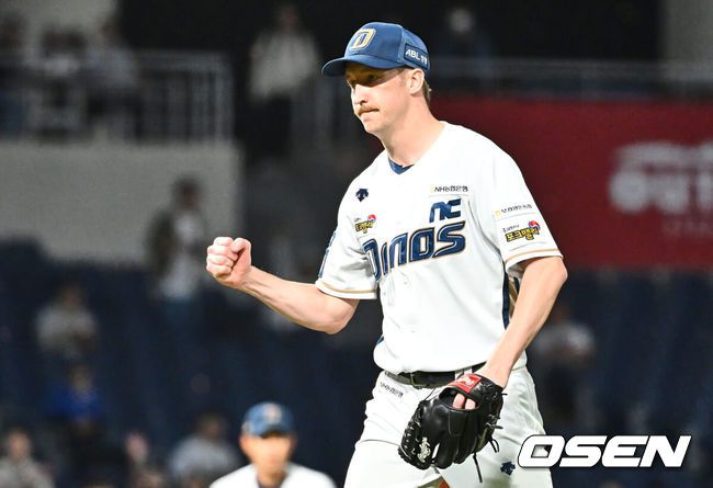 [OSEN=창원, 이석우 기자] 10일 창원 NC파크에서 2023 신한은행 SOL KBO리그 NC 다이노스와 한화 이글스의 경기가 열렸다. NC 다이노스 선발 투수 페디가 3회초 1사 1,3루 한화 이글스 문현빈을 유격수 앞 땅볼로 병살 처리하고 주먹을 불끈 쥐고 있다. 2023.10.10 / foto0307@osen.co.kr