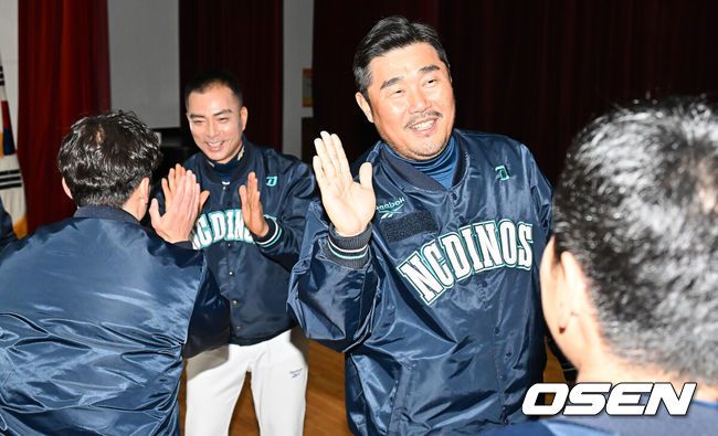 [OSEN=창원, 이석우 기자] NC 다이노스가 5일 마산야구센터 올림픽기념관 공연장에서 2026년 신년회를 개최했다.이번 신년회에는 이진만 대표이사, 임선남 단장, 이호준 감독, 공필성 퓨처스 감독, 주장 박민우를 비롯해 선수, 코칭스태프, 임직원 등 200명이 참가했다.이호준 감독과 공필성 C팀 감독이 선수들과 하이파이브를 하고 있다. 2026.01.05 / foto0307@osen.co.kr