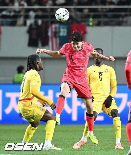 [OSEN=서울월드컵경기장, 이대선 기자] 홍명보호가 어려운 경기 끝에 2025년 마지막 A매치를 승리로 장식했다.홍명보 감독이 이끄는 한국 축구대표팀은 18일 오후 8시 서울월드컵경기장에서 열린11월 A매치 두 번째 친선경기에서'아프리카 강호' 가나를 상대로 1-0 승리했다.내달 2026 국제축구연맹(FIFA) 북중미 월드컵 조 추첨을 앞두고 열리는 마지막 평가전이었다.한국은 가나까지 잡아내면서 사상 최초로월드컵 포트 2를 확정하게 됐다.후반 대한민국 김민재가 수비를 하고 있다. 2025.11.18 /sunday@osen.co.kr