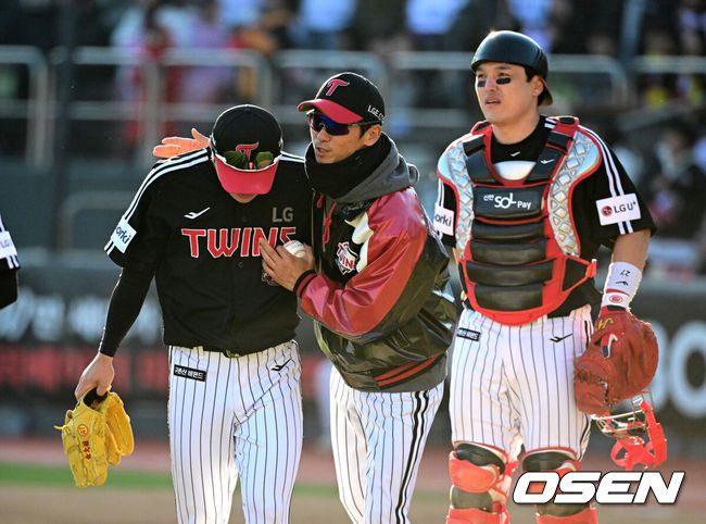 [OSEN=수원, 지형준 기자] 11일 수원 KT위즈파크에서 ‘2023 신한은행 SOL KBO 포스트시즌 한국시리즈’ 4차전 KT 위즈와 LG 트윈스의 경기가 열렸다.6회말 2사 1루에서 LG 김윤식이 교체되며 김경태 코치의 축하를 받고 있다. 2023.11.11 /jpnews@osen.co.kr