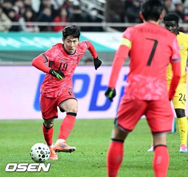 [OSEN=서울월드컵경기장, 이대선 기자] 홍명보호가 어려운 경기 끝에 2025년 마지막 A매치를 승리로 장식했다.홍명보 감독이 이끄는 한국 축구대표팀은 18일 오후 8시 서울월드컵경기장에서 열린11월 A매치 두 번째 친선경기에서'아프리카 강호' 가나를 상대로 1-0 승리했다.내달 2026 국제축구연맹(FIFA) 북중미 월드컵 조 추첨을 앞두고 열리는 마지막 평가전이었다.한국은 가나까지 잡아내면서 사상 최초로월드컵 포트 2를 확정하게 됐다.후반 대한민국 이강인이 드리블 돌파를 하고 있다. 2025.11.18 /sunday@osen.co.kr