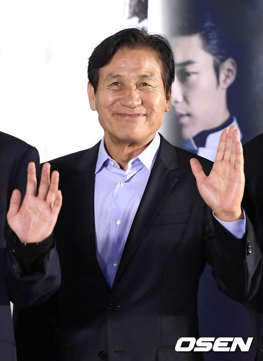 [OSEN=이대선 기자] 30일 오후 서울 송파구 롯데시네마 월드타워에서 영화 '사자' (감독 김주환) VIP시사회가 열렸다.배우 안성기가 포토타임을 갖고 있다. /sunday@osen.co.kr