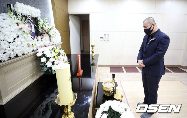 [OSEN=사진팀] 가수 빅죠(본명 벌크 죠셉)의 빈소가 7일 오후 인천 서구 가톨릭관동대학교 국제성모병원 장례식장에 마련됐다.빅죠는 지난 6일 경기도 김포시에 위치한 한 병원에서 체내 염증을 제거하기 위해 수술을 받았지만 회복 중 상태가 악화되어결국 세상을 떠났다. 향년 43세.발인은 오는 9일 오전 8시이며, 장지는 인천가족공원이다. /photo@osen.co.kr[사진] 사진공동취재단
