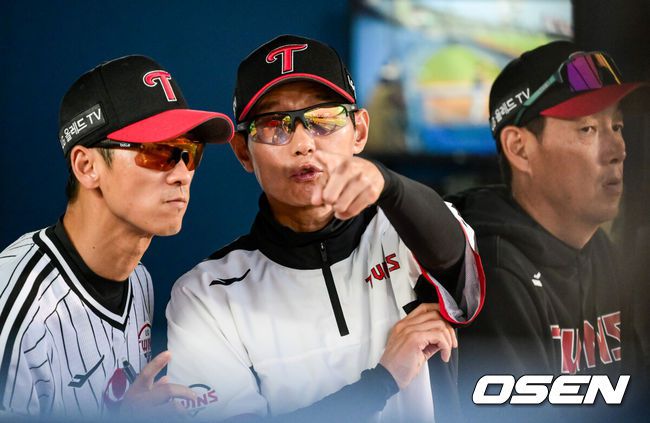 [OSEN=잠실,박준형 기자] 18일 오후 서울 잠실구장에서 2023 신한은행 SOL KBO리그 LG 트윈스와 KT 위즈의 경기가 진행됐다.3회말 무사 2루 LG 염경엽 감독이 김경태 투수 코치와 이야기를 나누고 있다.    2023.05.18 / soul1014@osen.co.kr