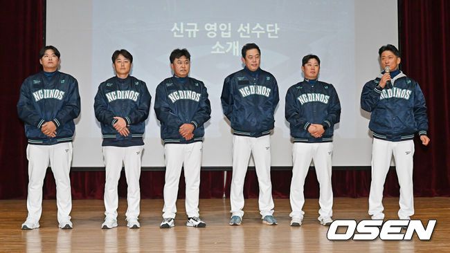 [OSEN=창원, 이석우 기자] NC 다이노스가 5일 마산야구센터 올림픽기념관 공연장에서 2026년 신년회를 개최했다.이번 신년회에는 이진만 대표이사, 임선남 단장, 이호준 감독, 공필성 퓨처스 감독, 주장 박민우를 비롯해 선수, 코칭스태프, 임직원 등 200명이 참가했다.새로 영입된 김경태 코치와 코치진들이 인사말을 하고 있다. 2026.01.05 / foto0307@osen.co.kr