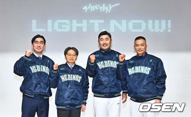 [OSEN=창원, 이석우 기자] 3일 마산야구센터 올림픽기념관 공연장에서 2025시즌 NC 다이노스 신년회가 열렸다.NC 다이노스는 이호준 감독과 2025시즌을 시작한다.  NC 다이노스 이진만 대표, 임선남 단장, 이호준 감독, 공필성 2군 감독이 기념촬영을 하고 있다. 2025.01.03 / foto0307@osen.co.kr