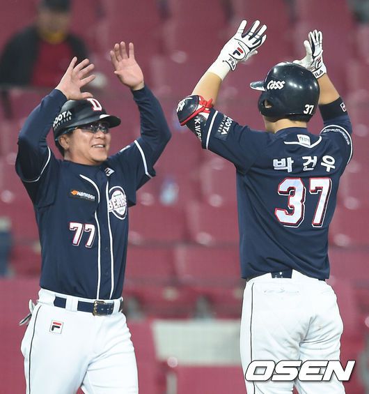 [OSEN=광주, 박준형 기자] 두산이 광주 3연전을 쓸어담고 4연승을 달렸다두산은 16일 광주-기아 챔피언스필드에서 열린 2016 타이어뱅크 KBO리그 KIA와의 경기에서 선발 보우덴이 호투하고 박건우의 사이클링 히트 등 장단 15안타를 터트려 13-4로 낙승을 거두었다. 주중 3연전을 모두 이기며 4연승이자 올해KIA전 8연승을 거두었다.9회초 두산 박건우가 사이클링 히트를 완성한 뒤 전형도 코치와 하이파이브를 하고 있다. / soul1014@osen.co.kr