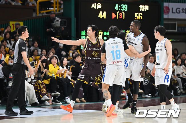 [OSEN=창원, 이석우 기자] 7일 창원 체육관에서 2025-2026 LG전자 프로농구 창원 LG와 서울 삼성의 경기가 열렸다.  삼성전 6연승을 질주하고 있는 LG가 이번 맞대결에서도 상승세를 이어갈 수 있을지 관심이 모아진다.서울 삼성 앤드류 니콜슨이 심판에게 항의하고 있다. 2026.01.07 / foto0307@osen.co.kr