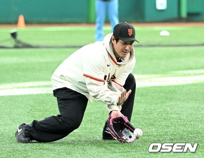 [OSEN=이천, 이대선 기자] 7일 오후 경기 이천 LG 챔피언스파크에서 샌프란시스코 자이언츠 미디어데이가 열렸다.샌프란시스코 구단은 이정후와 비텔로 감독, 윌리 아다메스가 참여하는 방한 프로그램을 진행 중이다. 이번 샌프란시스코의 한국 방문에는 래리 베어 CEO, 버스터 포지 사장, 잭 미나시안 단장 등 구단 주요 인사들이 함께한다.샌프란시스코 황재균이 야구 클리닉을 진행하고 있다. 2026.01.07 /sunday@osen.co.kr