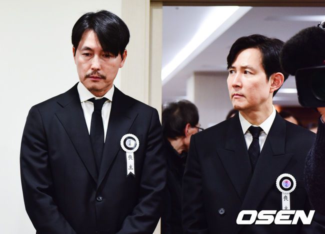 [OSEN=사진팀] 정부가 5일 별세한 배우 고(故) 안성기에게 문화훈장 최고 등급인 금관문화훈장을 추서했다. 문화예술 발전과 국민의 문화 향유에 기여한 공적을 기리기 위한 조치로, 문화체육관광부 최휘영 장관은 정부를 대표해 훈장을 전했다.이번 금관문화훈장은 2005년 보관문화훈장(3등급), 2013년 은관문화훈장(2등급)에 이은 세 번째 훈장이었다. 60여 년에 걸쳐 한국영화의 성장과 도약을 이끈 공로를 공식적으로 기리는 의미가 담겼다.안성기는 1957년 영화 ‘황혼열차’로 데뷔한 이후 ‘바람 불어 좋은 날’, ‘고래사냥’, ‘투캅스’, ‘실미도’, ‘화려한 휴가’, ‘한산: 용의 출현’ 등 130여 편에 출연하며 세대를 아우르는 연기를 남겼다. 특히 ‘실미도’를 통해 한국영화 최초 천만 관객 시대를 열며 대중성과 산업적 성장을 상징하는 배우로 평가받았다.대종상·청룡·백상 등 주요 시상식에서 다수의 상을 수상한 그는 ‘국민 배우’로 한국영화와 생애를 함께했다. 고인은 이날 오전 9시 서울 용산구 순천향대병원 중환자실에서 가족이 지켜보는 가운데 별세했으며, 장례는 영화인장으로 치러졌다. 빈소는 서울성모병원 장례식장에 마련됐고 발인은 9일 오전 6시 엄수됐다. / photo@osen.co.kr<사진=사진공동취재단>