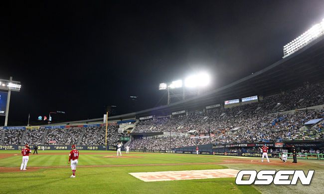 [OSEN=잠실, 이대선 기자] 27일 오후 서울 잠실야구장에서 2025 신한 SOL Bank KBO리그 두산 베어스와 SSG 랜더스의 경기가 열렸다.두산은 최승용, SSG은 김광현을 선발 투수로 내세웠다.야구장을 가득 메운 팬들이 열띤 응원을 펼치고 있다.  2025.09.27 /sunday@osen.co.kr