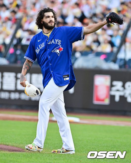 [OSEN=대전, 박준형 기자] 12일 오후 대전 한화생명볼파크에서 2025 신한 SOL뱅크 KBO 올스타전이 열렸다. 1회초 나눔 선발투수 폰세가 류현진의 토론토 유니폼을 입고 팬들에게 인사하고 있다. 2025.07.12 / soul1014@osen.co.kr