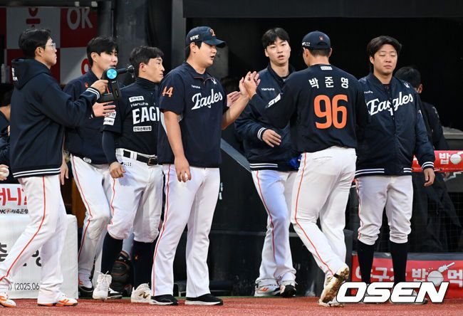 [OSEN=수원, 조은정 기자]3일 수원 KT위즈파크에서 ‘2025 신한 SOL Bank KBO리그’ KT 위즈와 한화 이글스의 시즌 최종전이 열렸다.KT가 오늘 경기를 승리하더라도 NC가 창원에서 SSG 랜더스를 제압하면 NC가 5위로 가을야구 막차를 탄다. KT가 5위가 될 수 있는 경우의 수는 총 3가지로, KT가 한화를 꺾고 NC가 SSG에 패하거나 무승부를 거두면 KT가 6년 연속 가을 무대를 밟는다. KT가 무승부를 거두고 NC가 패해도 5위는 KT의 차지다. 한화전을 내줄 경우 창원 경기 결과와 관계없이 가을야구 진출이 좌절된다.한화 선수단이 1회마라 이닝을 마친 박준영을 맞이하고 있다. 2025.10.03 /cej@osen.co.kr